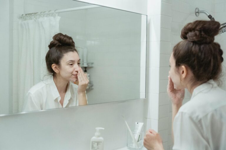 Síndrome del Espejo Mentiroso: Por qué te ves cansada y la solución — centro de estética Sevilla